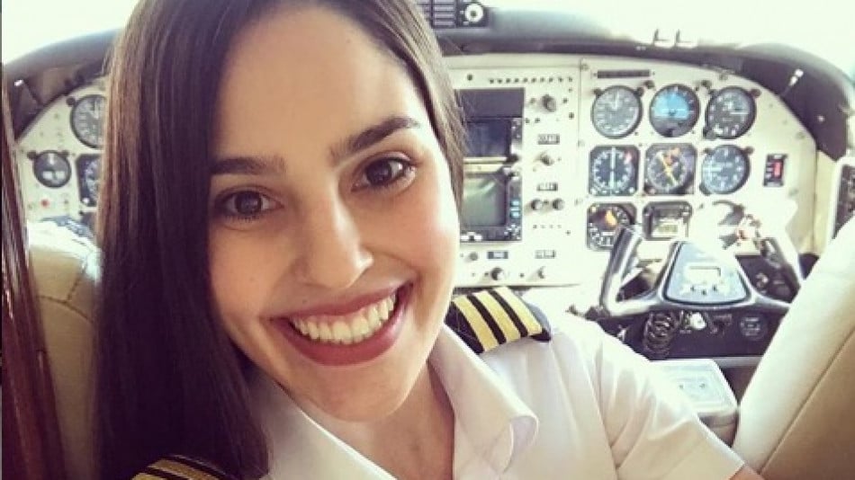 Гореща красавица - пилот се съблече и накара хиляди фенове по света да я пожелаят (СНИМКИ)