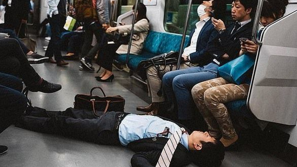 Да, наистина в Япония работят толкова много, че заспиват по улиците (СНИМКИ/ВИДЕО)