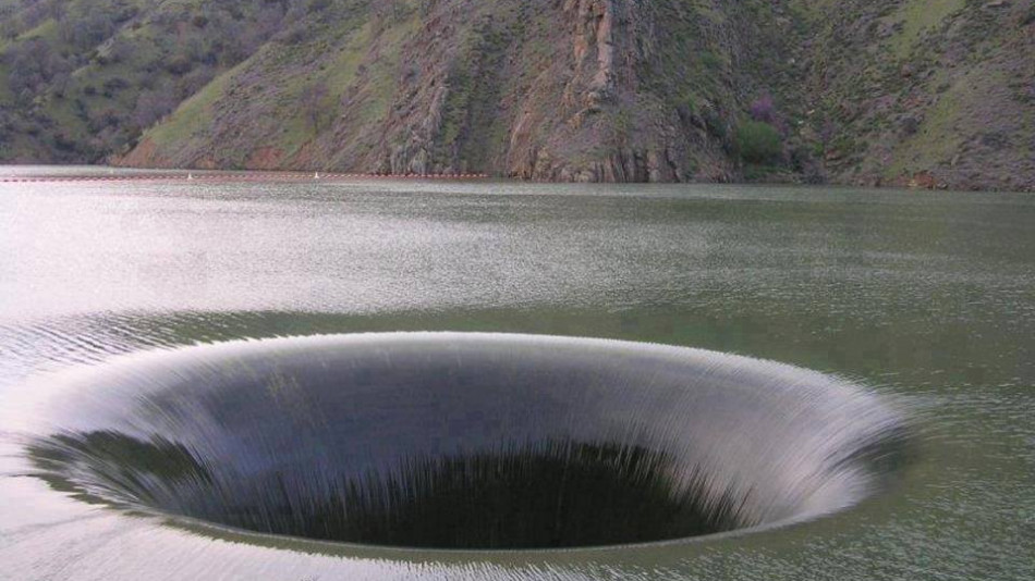 Страховита дупка в красиво калифорнийско езеро поглъща всичко наред – ето тайната ѝ (ВИДЕО)