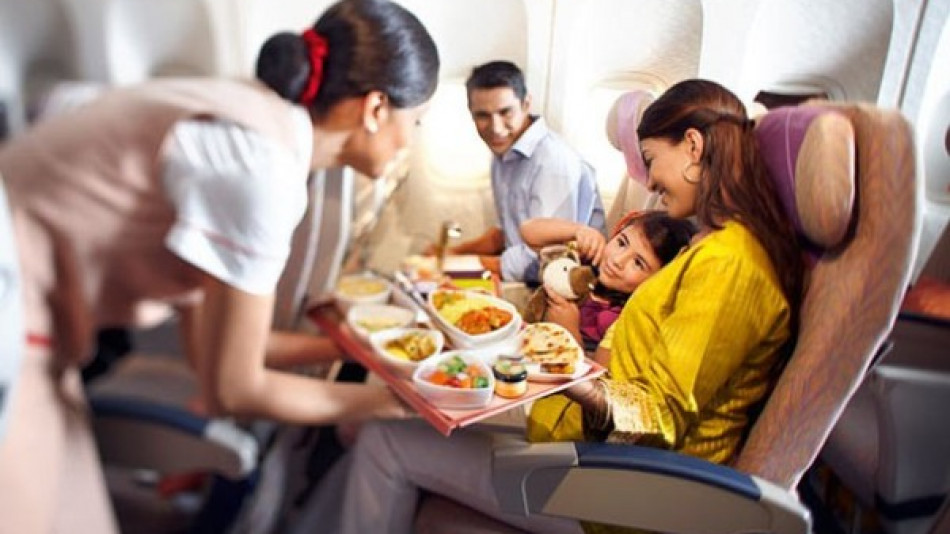 Безценни съвети от стюардесите! Какво не трябва да ядете и да пиете в самолета