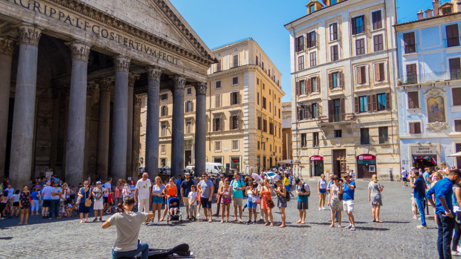 Кметицата на Рим погна разпасаните туристи! Край на пиенето, катеренето и ексхибиционизма