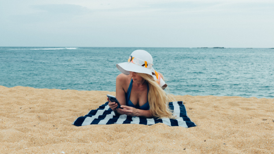Ценни съвети: как да предпазим телефона си на плажа
