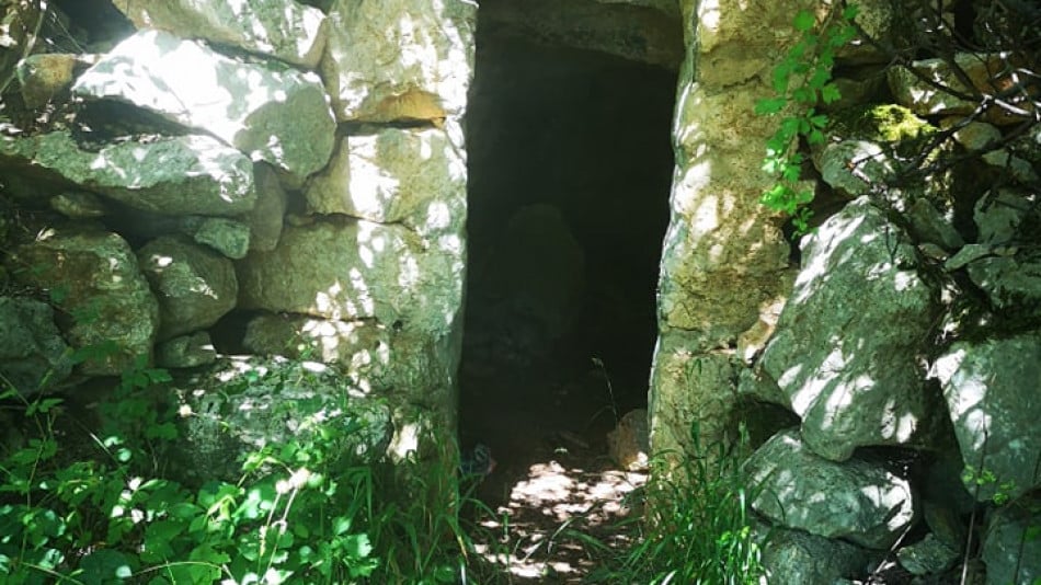 Мистериозна пещера изникна край Арбанаси – иманярите пощуряха
