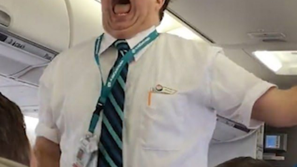 Стюард направи нещо невиждано в самолета – пътниците се разплакаха от... (ВИДЕО)