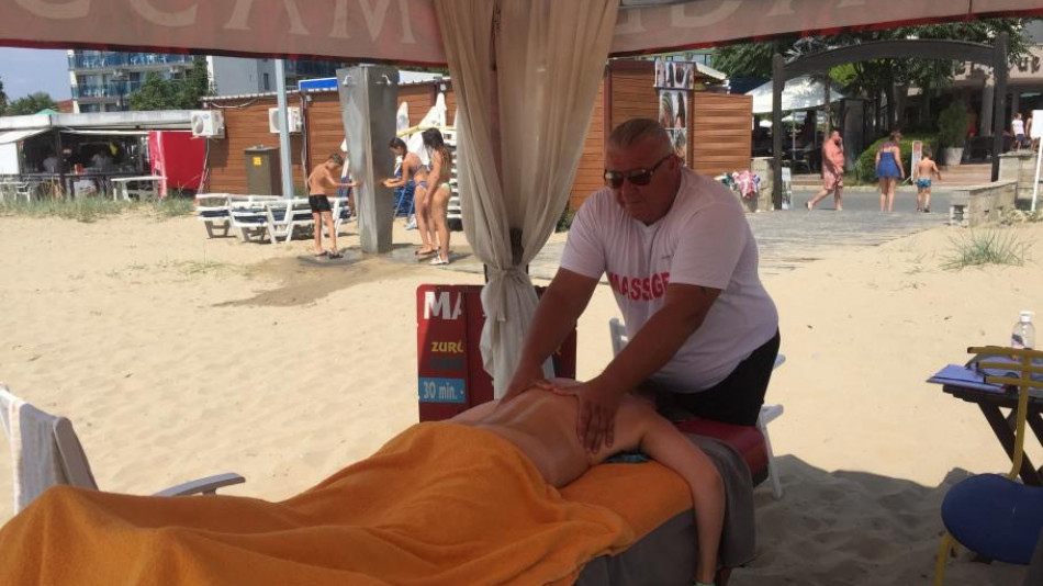 Туристи на опашка за "Кралски масаж" на плажа в Слънчев бряг