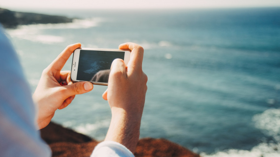 Какво да направите, ако смартфонът ви падне във вода по време на отпуската?