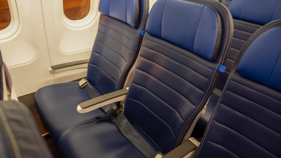 Проста идея слага край на мъките на средната седалка в самолета СНИМКИ
