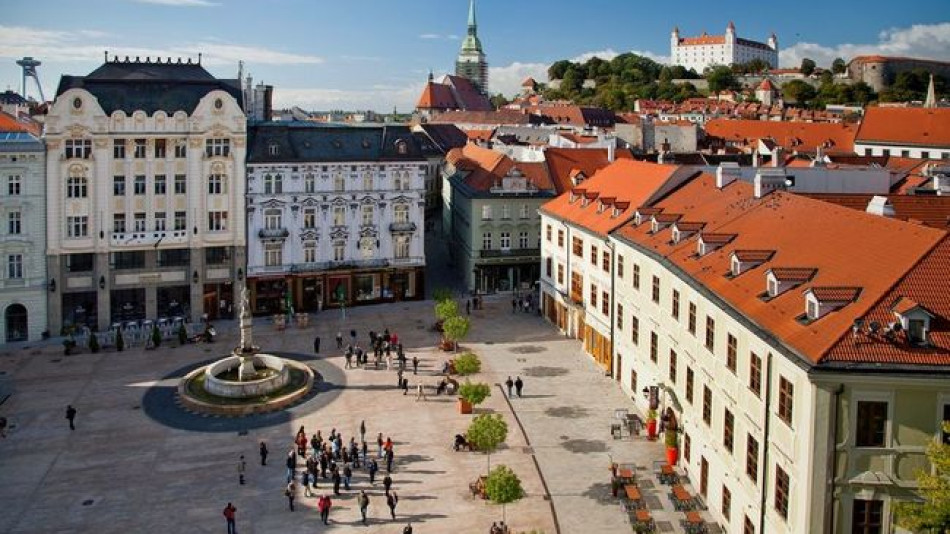 Разюздани туристи се отдадоха на секс в историческия център на Братислава СНИМКА 18+