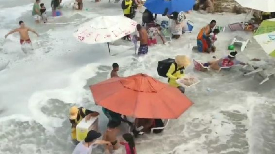 Огромна вълна попиля цял плаж в Рио ВИДЕО