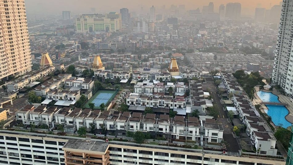 В Джакарта построиха цяло село на покрива на сграда