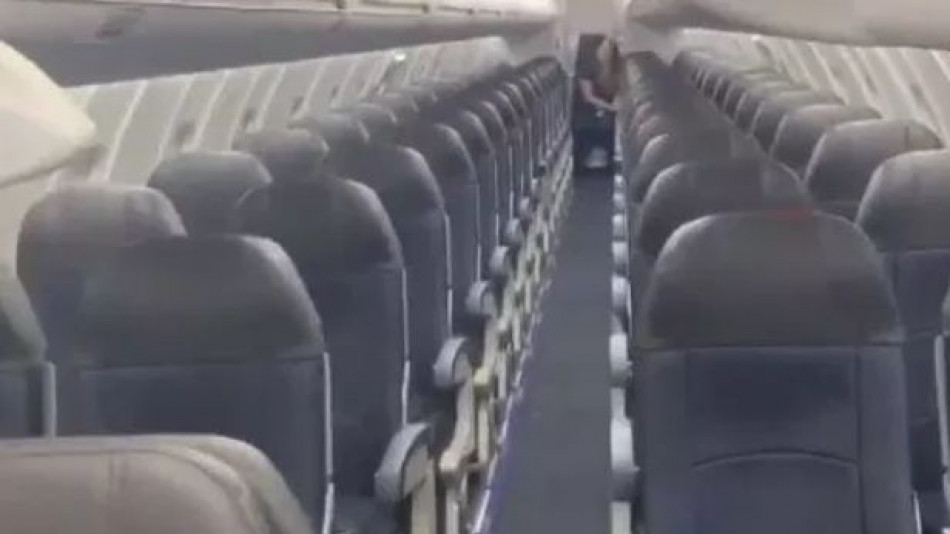 Мъж се оказа единственият пътник в самолета и преживя нещо неописуемо ВИДЕО