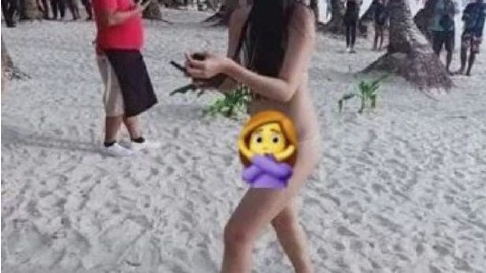 Туристка се разходи на плаж с лентички вместо бански – не ѝ простиха СНИМКИ