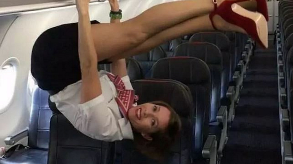 Как се забавляват стюардесите в самолета, когато няма пътници