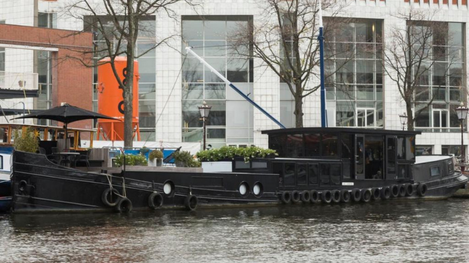 Проста невзрачна лодка в Амстердам се продава за 1,5 милиона долара. Вътре е великолепен дворец