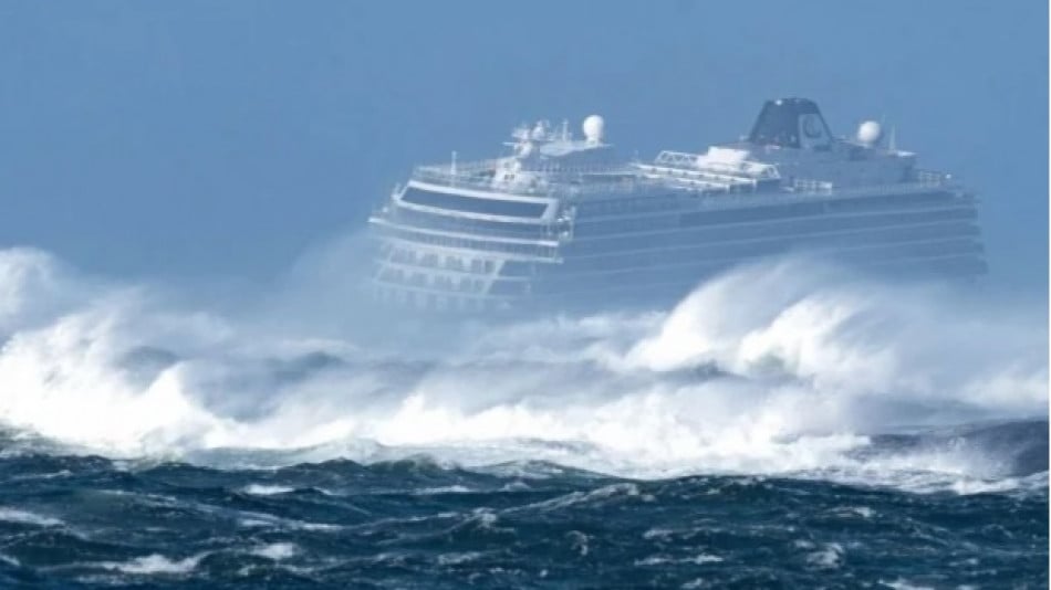 Круизен кораб в силна буря: Какво се случва вътре и емоциите на пътниците