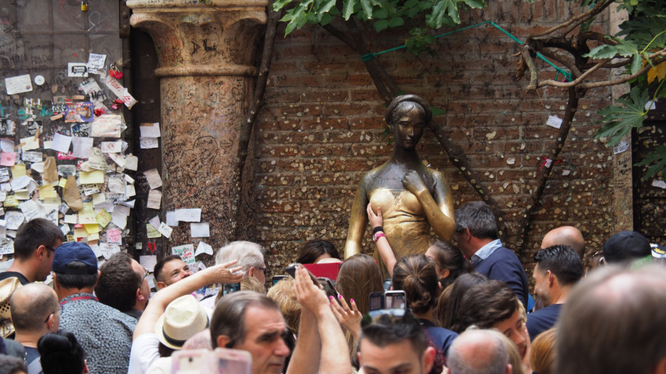 Гърди, зурли и интимни части – най-опипваните статуи по света ГАЛЕРИЯ