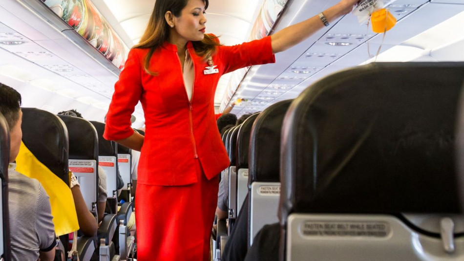 Защо стюардесите си държат ръцете на гърба по време на кацане