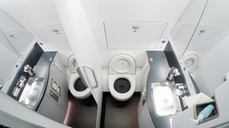 Какво означава ужасяващият звук, който се чува в тоалетните на самолетите?