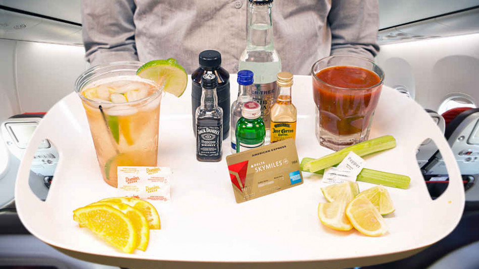 Алкохолът в самолета: Колко може да изпиете на борда по време на дълъг полет?