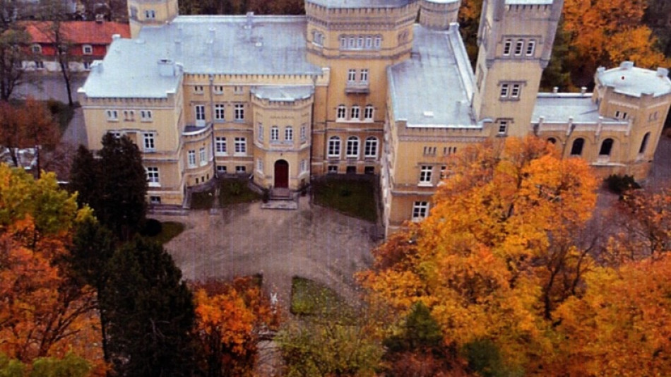 Замъкът в Полша, където живеят бивши проститутки и самотни майки
