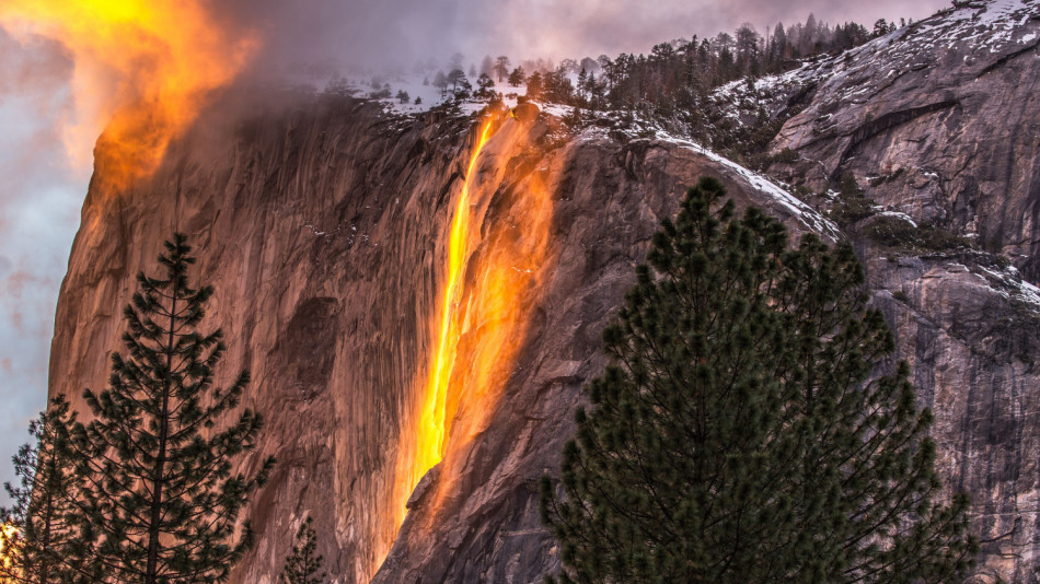 Огненият водопад – природното чудо, което трябва да видите точно сега ВИДЕО
