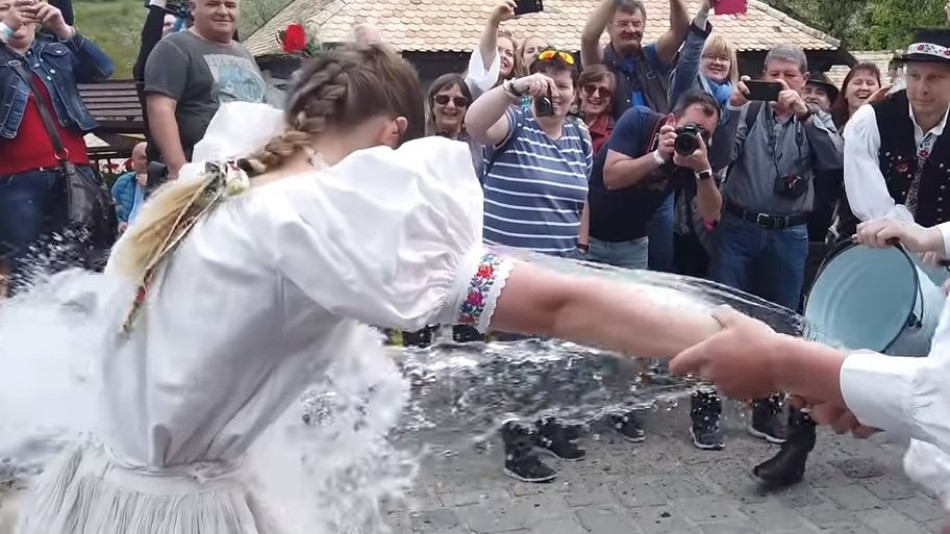 Да намокрим момичетата: Най-старият конкурс „Мис мокра фланелка“ в Европа ВИДЕО