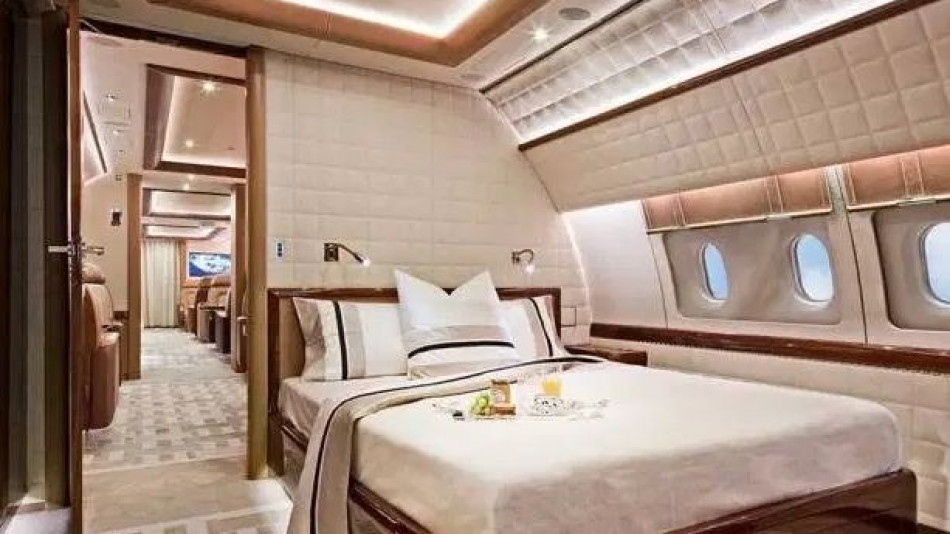 Искате ли луксозен самолет с двойни легла и стаи за 17 души? Струва само... СНИМКИ