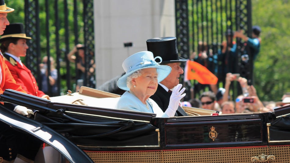 Няма да повярвате: Безумен сувенир, тежащ половин тон, си занесла кралица Елизабет II вкъщи
