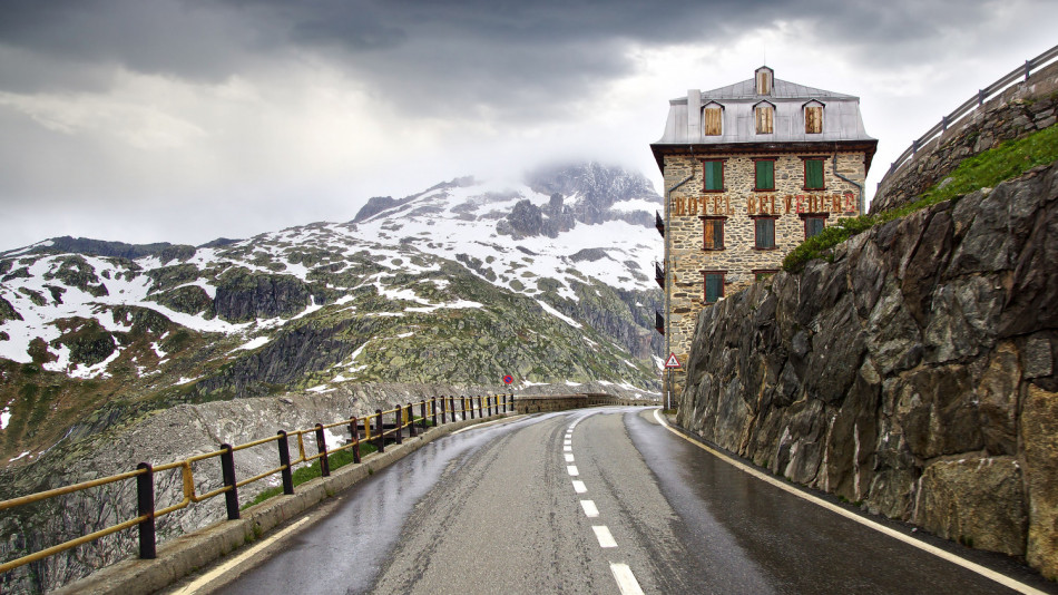 Легендарният хотел „Белведере“, кацнал на най-удивителното място в планината ВИДЕО