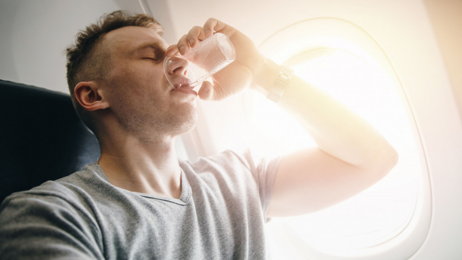 Служители в самолети разкриха защо не бива да пиете вода на борда
