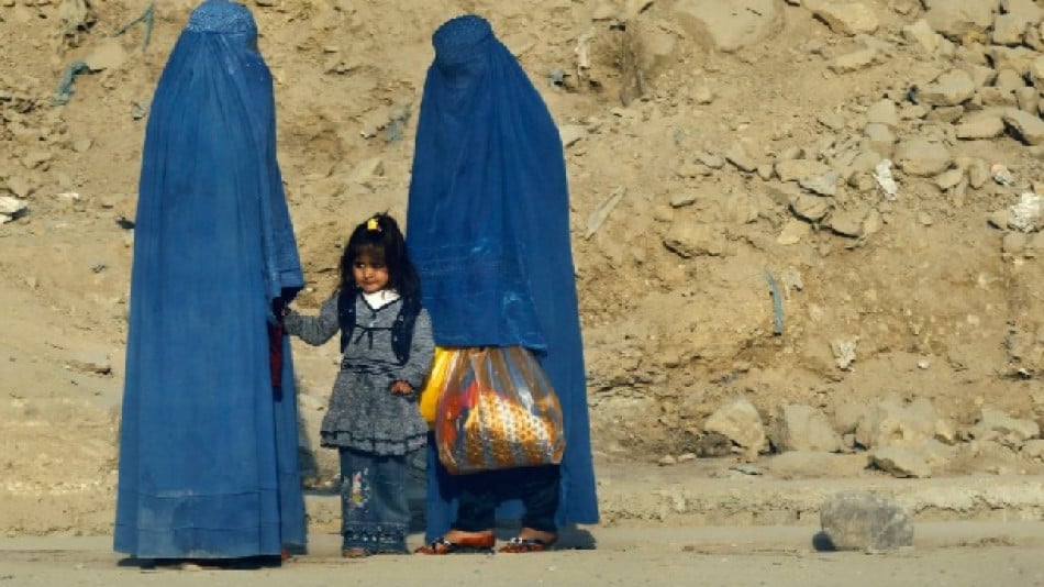 Защо жените в Афганистан носят сини бурки, а не черни?