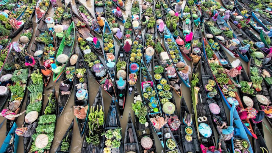 Експлозия на вкусове, миризми и цветове: Индонезийският плаващ пазар е нещо, което рядко се вижда