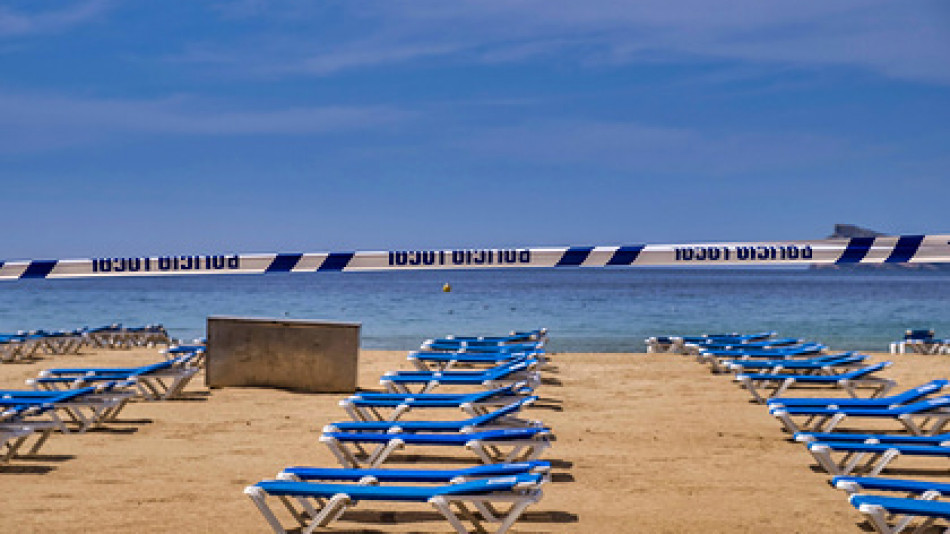Популярните курорти намериха начини да контролират туристите на плажовете