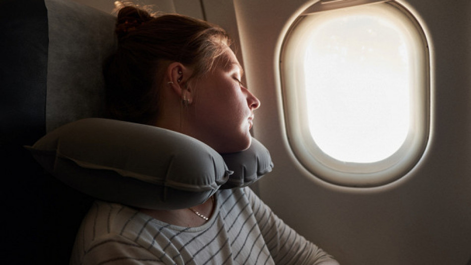 Експерт обясни защо не трябва да се спи в самолета