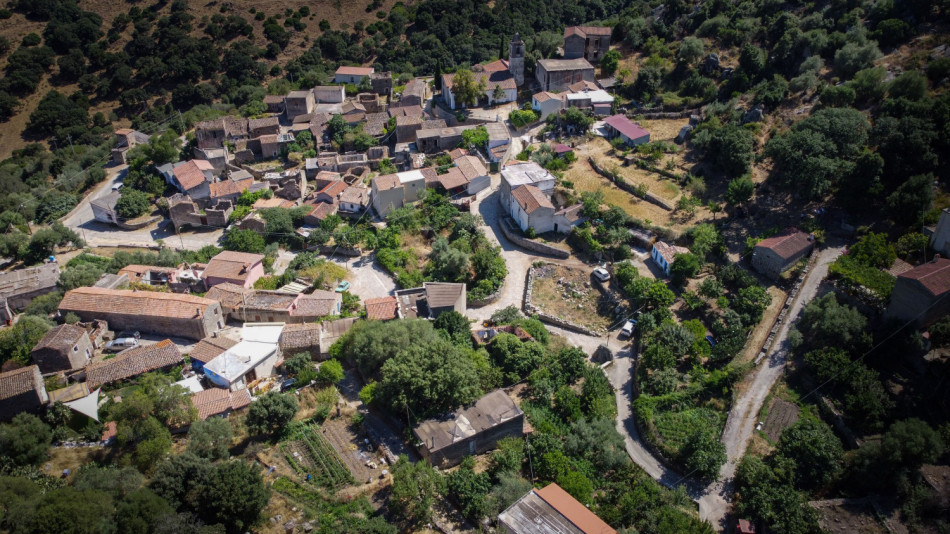 Красиво село, почернено от проклятието на развратни монахини, се мъчи да привлече туристи
