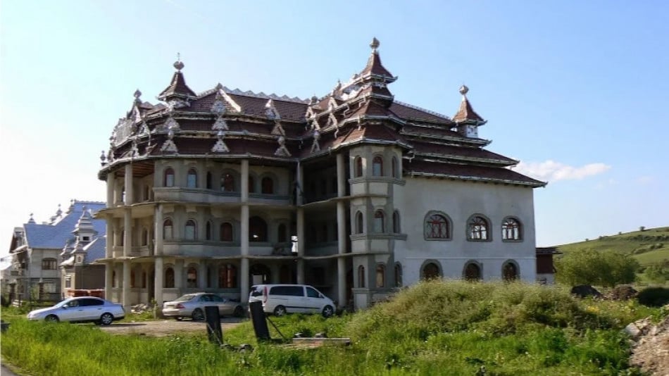 Вижте "най-циганския град" в Румъния и неговите дворци