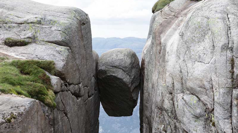 Керагболтен  - опасната скала, висяща от височина 1000 метра