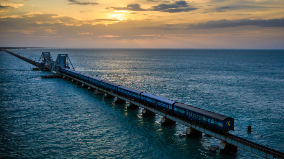 Пътешествие с легендарния влак, който се движи в морето ВИДЕО