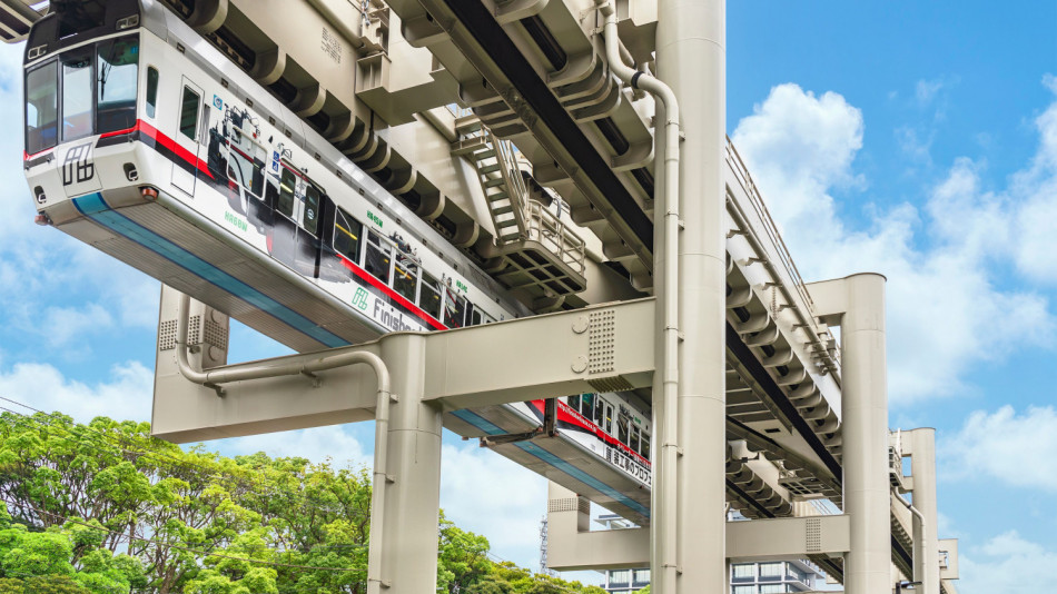 Градски транспорт в Япония: Влаковете, които висят във въздуха ВИДЕО