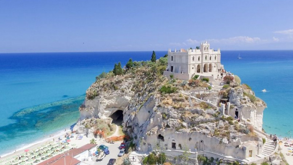 Добре пазена тайна: Италианският бряг на боговете крие чудотворна постройка
