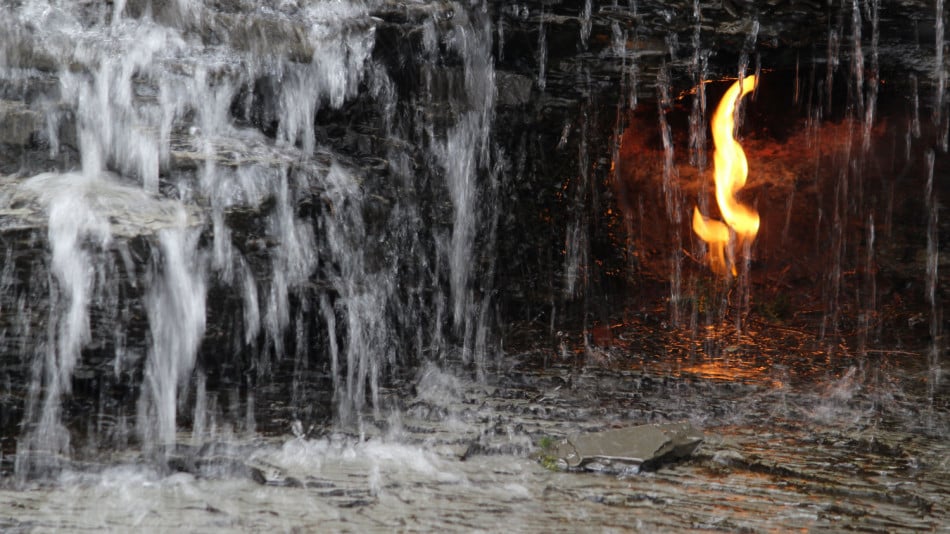 Мистерията с водопадите, които не спират да горят