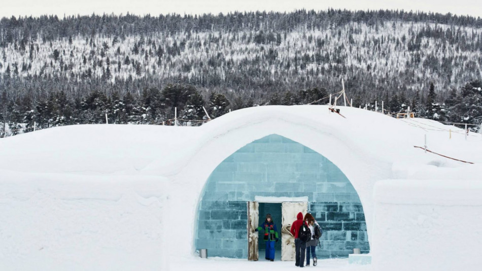 Как изглежда хотелът от лед, който всяка година мени своя вид?