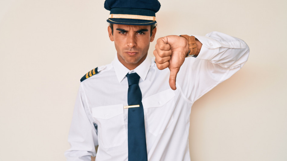 Пилот изгони пътничка от самолет – не харесал дрехите ѝ СНИМКИ