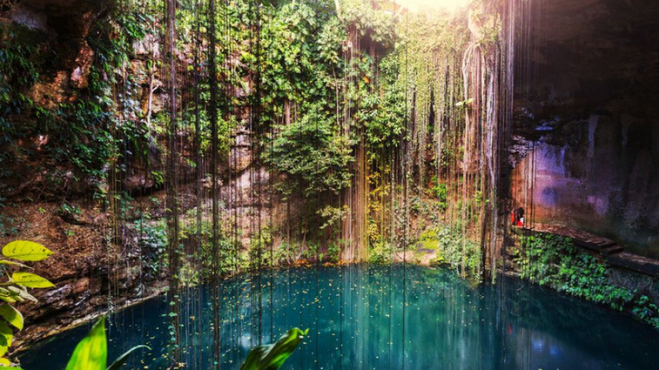 Святото езеро на маите: Уникален природен басейн, на чието дъно се откриват съкровища