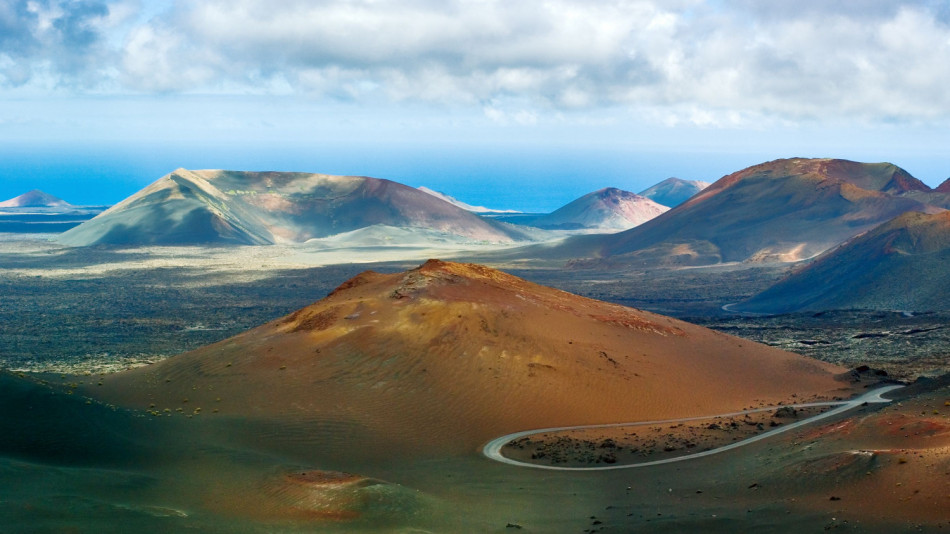 Извънземният остров с 300 вулкана, на който туристите не могат да се наситят