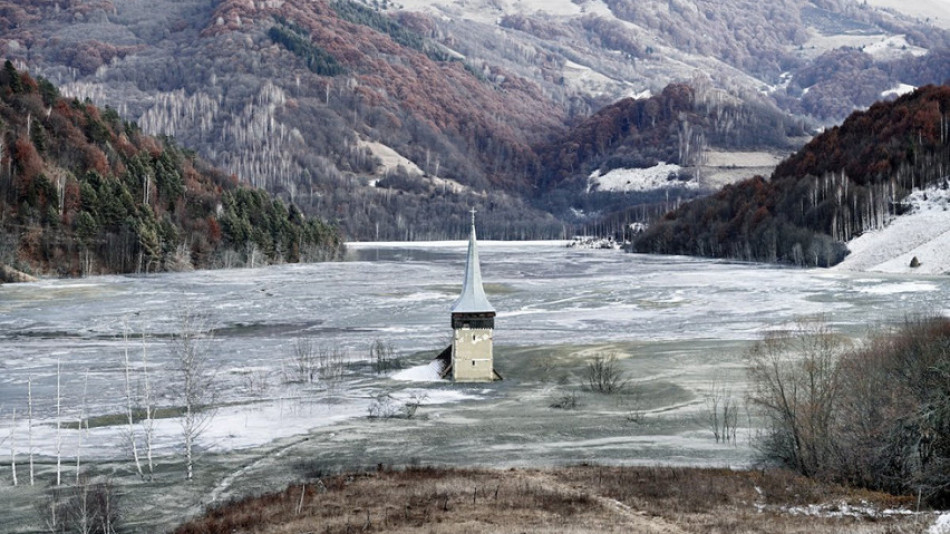 В езеро, пълно с цианид, е останала само камбанарията: В това село някога са живели много хора, а днес е опасно за живота