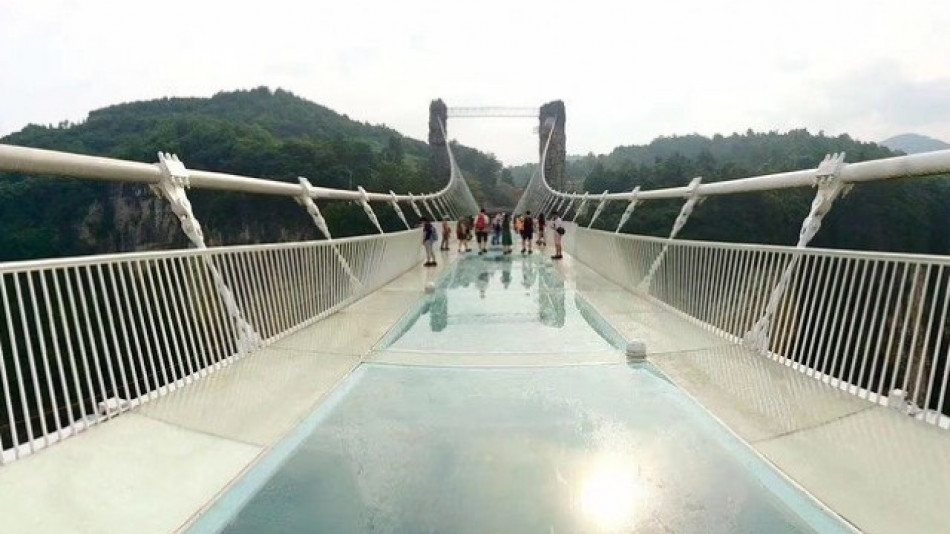 Това са най-страшните стъклени мостове в Китай
