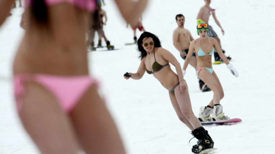 Мадами по бански в снега направиха страшно шоу в голям курорт ВИДЕО