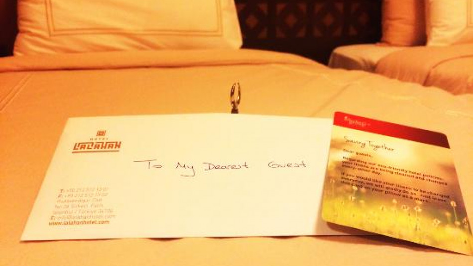 Жена сподели притеснителна бележка от служител в хотела, пусната под вратата й СНИМКА