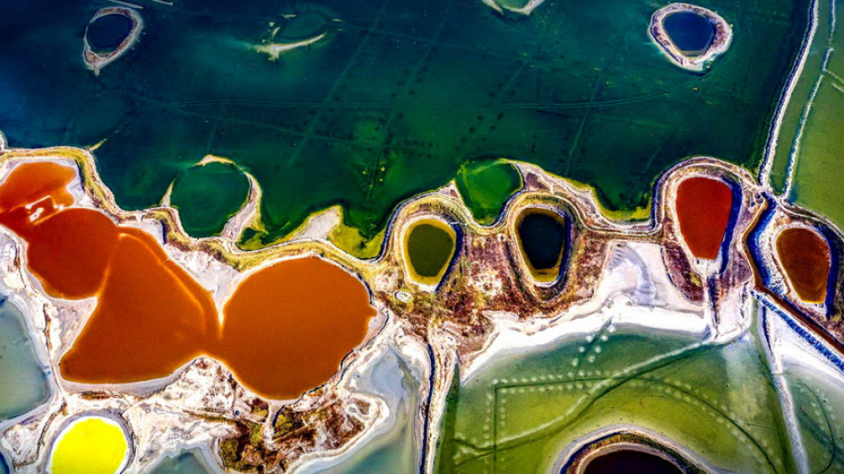 Когато природата смесва цветовете, художниците остават без думи: Соленото езеро в Китай е най-красивата палитра в света